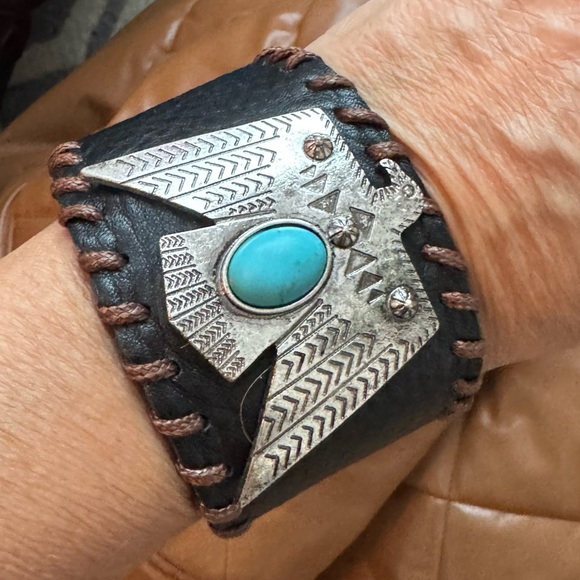Idyllwind Women's Thunderbird Leather Cuff Bracelet - Picture 4 of 9
